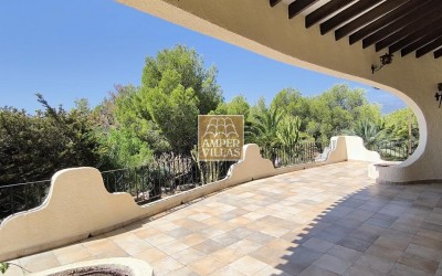 Fantástica villa con gran parcela, con privacidad y vistas al mar.